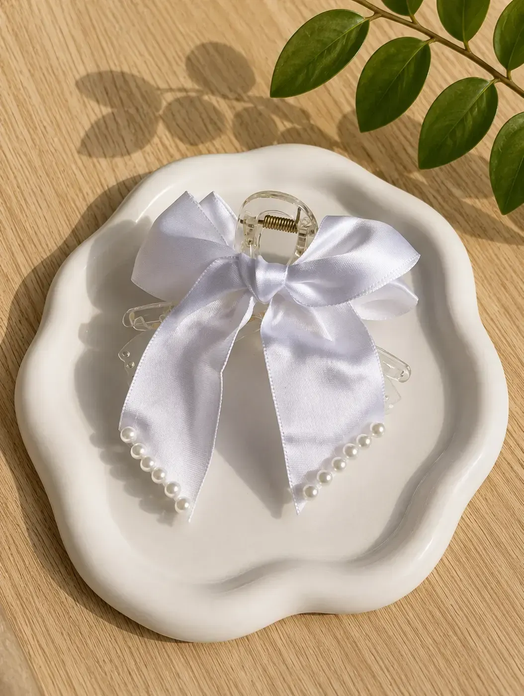 White Bow shaped Hairclaw